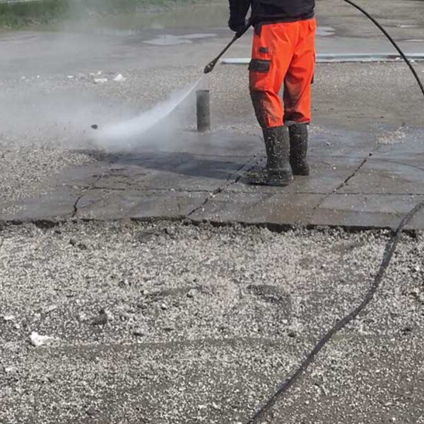 hidrosablare cu apa pe un rezervor