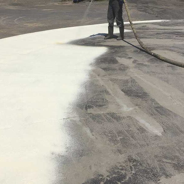 aplicare strat termoizolant cu spuma poliuretanica